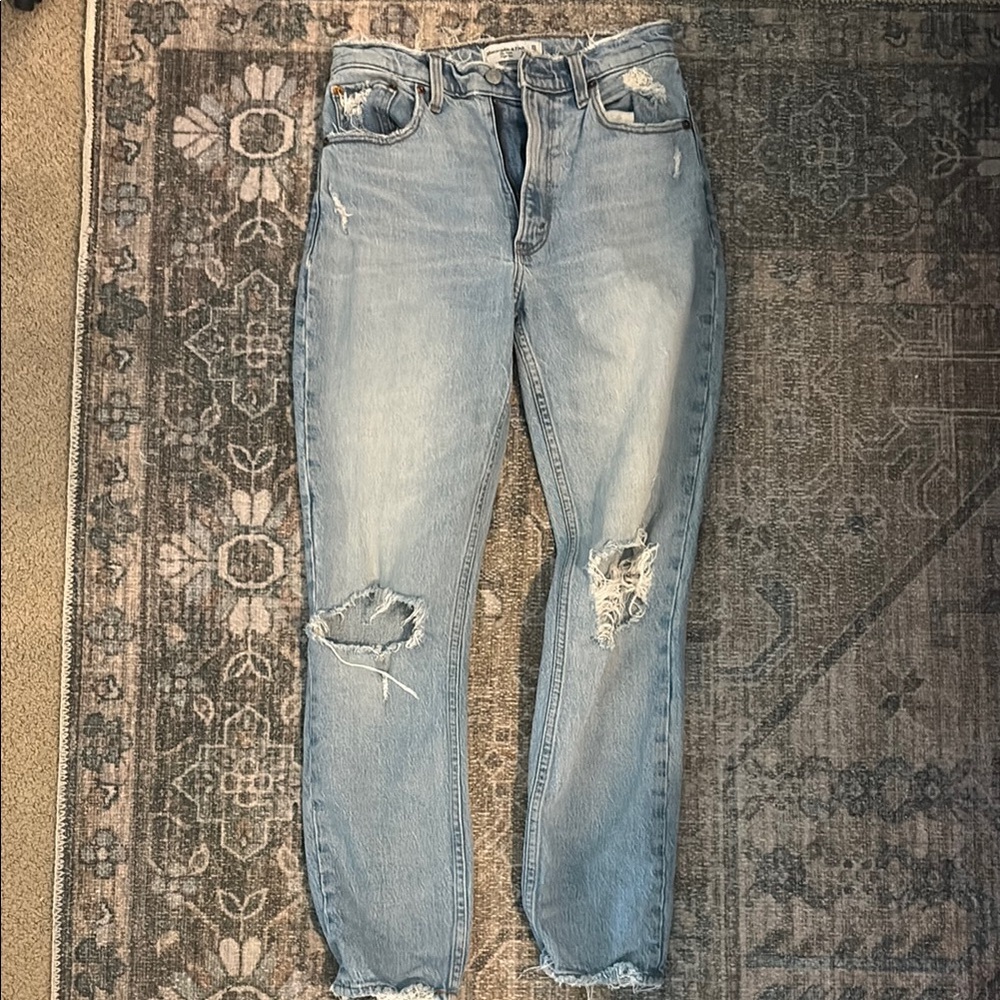 Abercrombie & Fitch high rise mom Jean. 25/R  light wash and distressed